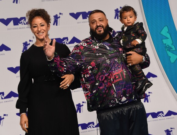 DJ Khaled avec sa femme Nicole Tuck et leur fils Asahd aux MTV Video Music Awards 2017, au Forum. Inglewood, le 27 août 2017.