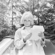 En France, à Paris, Mireille Darc dans un parc lors du tournage de l'émission DOUCE FRANCE le 15 avril 1966.