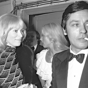 ARCHIVES - Mireille Darc et Alain Delon à Paris en 1974.