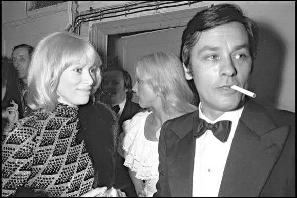 ARCHIVES - Mireille Darc et Alain Delon à Paris en 1974.