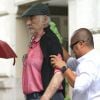 Sean Connery marche avec l'aide d’un assistant à la sortie d’un spa où il a passé 2 heures dans le quartier de Manhattan à New York, le 29 août 2017