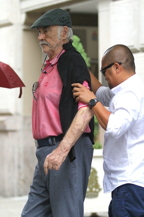Sean Connery marche avec l'aide d’un assistant à la sortie d’un spa où il a passé 2 heures dans le quartier de Manhattan à New York, le 29 août 2017