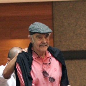 Sean Connery marche avec l'aide d’un assistant à la sortie d’un spa où il a passé 2 heures dans le quartier de Manhattan à New York, le 29 août 2017