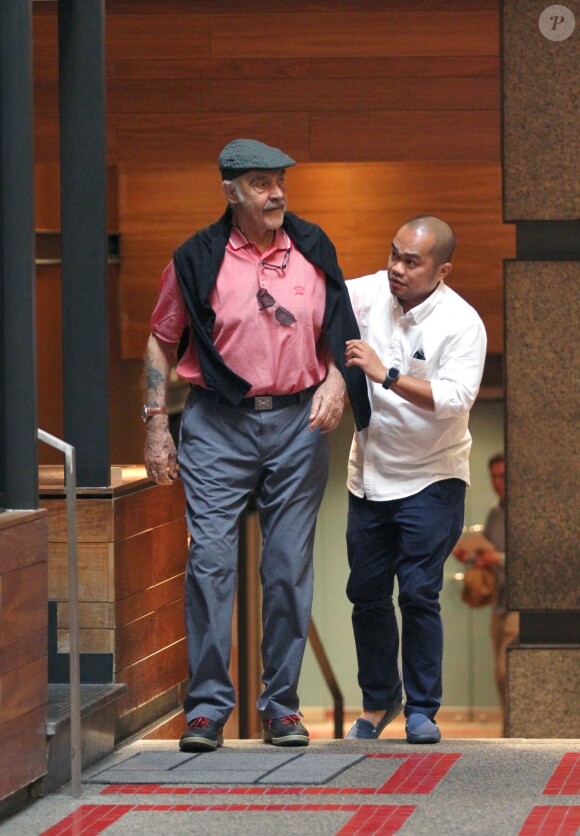 Sean Connery marche avec l'aide d’un assistant à la sortie d’un spa où il a passé 2 heures dans le quartier de Manhattan à New York, le 29 août 2017