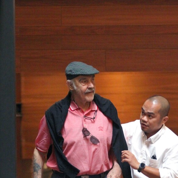 Sean Connery marche avec l'aide d’un assistant à la sortie d’un spa où il a passé 2 heures dans le quartier de Manhattan à New York, le 29 août 2017