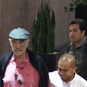 Sean Connery marche avec l'aide d’un assistant à la sortie d’un spa où il a passé 2 heures dans le quartier de Manhattan à New York, le 29 août 2017
