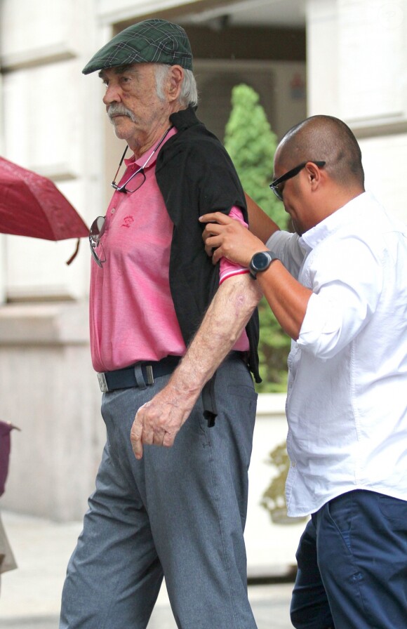 Sean Connery marche avec l'aide d’un assistant à la sortie d’un spa où il a passé 2 heures dans le quartier de Manhattan à New York, le 29 août 2017