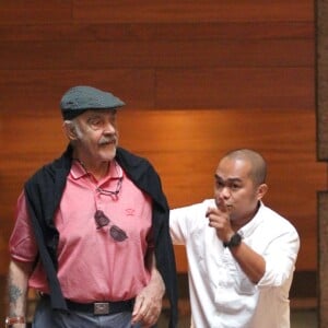 Sean Connery marche avec l'aide d’un assistant à la sortie d’un spa où il a passé 2 heures dans le quartier de Manhattan à New York, le 29 août 2017
