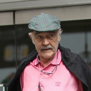 Sean Connery marche avec l'aide d’un assistant à la sortie d’un spa où il a passé 2 heures dans le quartier de Manhattan à New York, le 29 août 2017