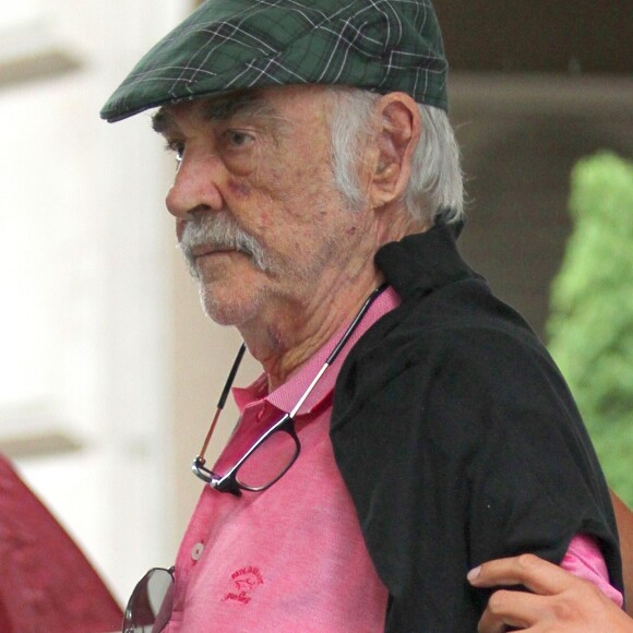 Sean Connery marche avec l'aide d’un assistant à la sortie d’un spa où il a passé 2 heures dans le quartier de Manhattan à New York, le 29 août 2017