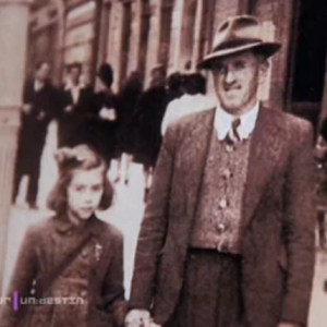 Mireille Darc avec son père Marcel (capture d'écran de l'émission Un jour, un destin)