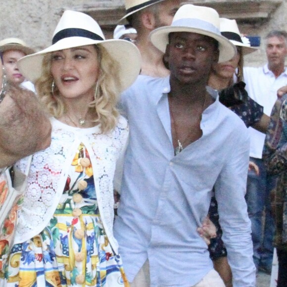 Madonna se balade avec ses enfants David Banda, Estere et Stelle dans les rues de Lecce en Italie, le 17 août 2017.