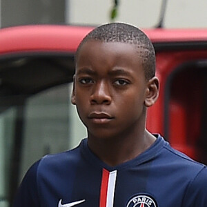 Info - Madonna s'installe à Lisbonne pour permettre à son fils David Banda, de rejoindre l'académie du club de football Benfica - Exclusif - Prix spécial - Alors que Guy Ritchie ramène ses courses du supermarché à son domicile, son fils adoptif David Banda quitte la maison de sa maman la chanteuse Madonna avec sa nounou à Londres le 21 juin 2016. Le petit David Banda était vêtu aux couleurs du Paris Saint-Germain et portait un ballon de football.