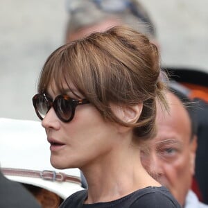 Carla Bruni Sarkozy - Obsèques de Mireille Darc en l'église Saint-Sulpice à Paris. Le 1er septembre 2017