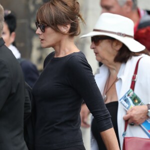 Carla Bruni Sarkozy - Obsèques de Mireille Darc en l'église Saint-Sulpice à Paris. Le 1er septembre 2017