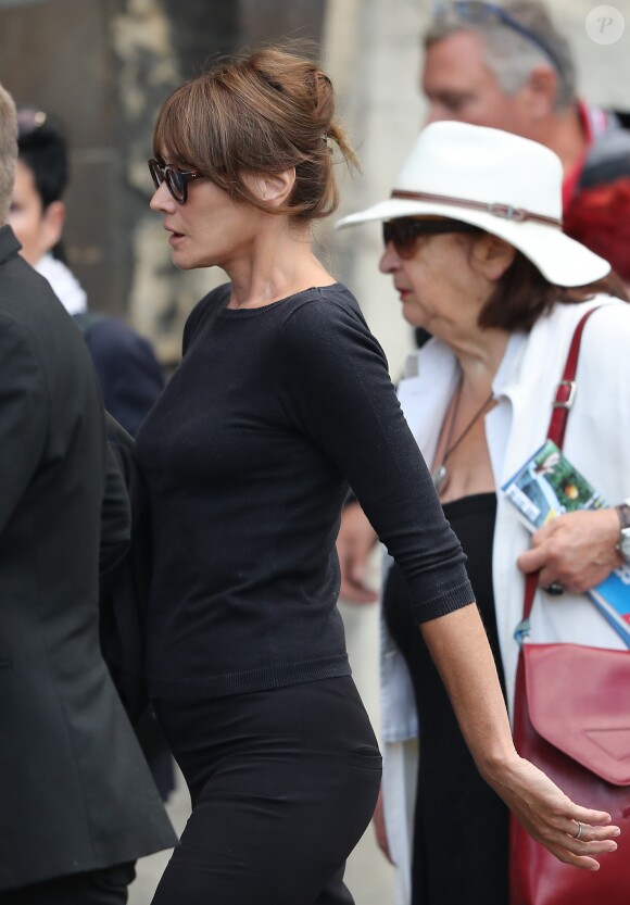 Carla Bruni Sarkozy - Obsèques de Mireille Darc en l'église Saint-Sulpice à Paris. Le 1er septembre 2017