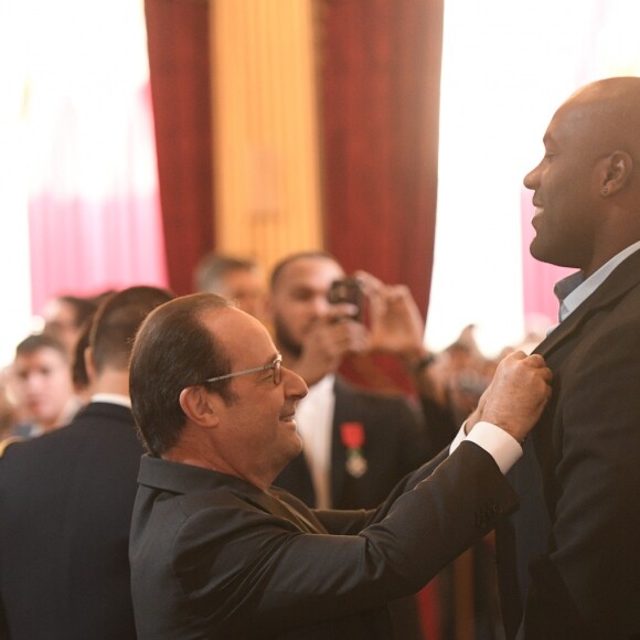 Le président de la République François Hollande remet la Légion d'Honneur à Teddy Riner lors d'une cérémonie de remise de décorations aux médaillés olympiques et paralympiques 2016 au palais de l'Elysée. Paris, le 1er décembre 2016. © Christophe Saidi/Pool/Bestimage