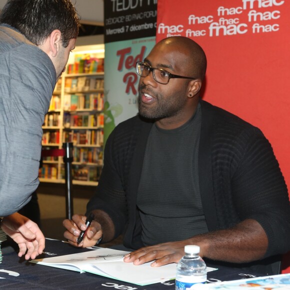 Exclusif - Teddy Riner et le dessinateur Jikkô dédicacent les bandes dessinées "Les aventures de Teddy Riner" à la FNAC Les Halles à Paris le 7 décembre 2016. © CVS / Bestimage