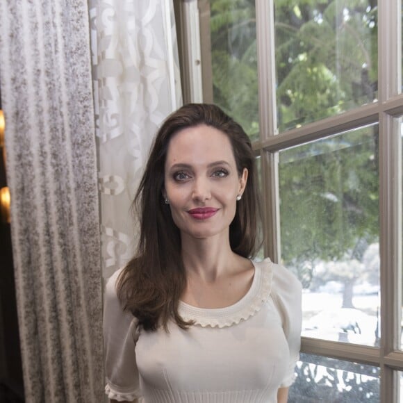 Angelina Jolie pose lors de la conférence de presse de son film "First They Killed My Father" à Beverly Hills le 27 aout 2017.