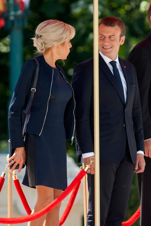 Le président Emmanuel Macron, Brigitte Macron (Trogneux) lors de la cérémonie d'accueil du couple présidentiel français au palais Cotroceni à Bucarest le 24 août 2017. © Pierre Perusseau / Bestimage