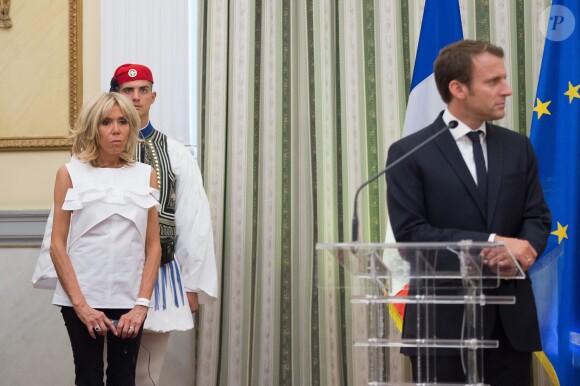 Le président Emmanuel Macron et sa femme Brigitte Macron lors de la cérémonie de bienvenue au palais présidentiel à Athènes le 7 septembre 2017. © Eliot Blondet / Pool / Bestimage