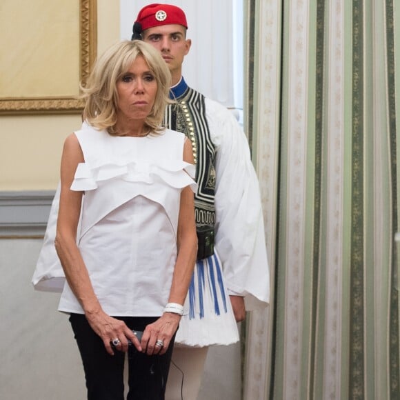 Le président Emmanuel Macron et sa femme Brigitte Macron lors de la cérémonie de bienvenue au palais présidentiel à Athènes le 7 septembre 2017. © Eliot Blondet / Pool / Bestimage