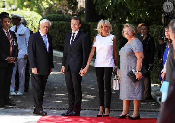 Prokópis Pavlópoulos, Président de la République hellénique, le président Emmanuel Macron, Brigitte Macron (Trogneux) et Vlassia Pavlopoulou-Peltsemi lors de l'accueil du couple présidentiel français par le président de la république hellénique au palais présidentiel à Athènes le 7 septembre 2017. © Dominique Jacovides / Bestimage