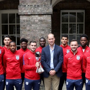 Le prince William, duc de Cambridge, recevait le 7 septembre 2017 au palais de Kensington, à Londres, l'équipe de football d'Angleterre des moins de 20 ans, récemment sacrée championne du monde.