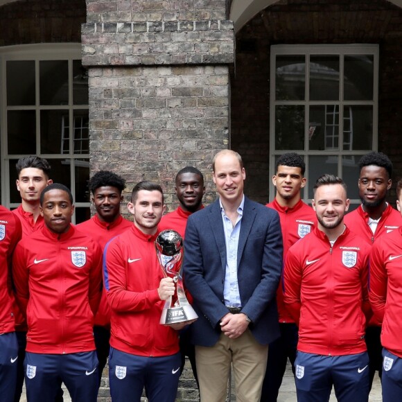 Le prince William, duc de Cambridge, recevait le 7 septembre 2017 au palais de Kensington, à Londres, l'équipe de football d'Angleterre des moins de 20 ans, récemment sacrée championne du monde.