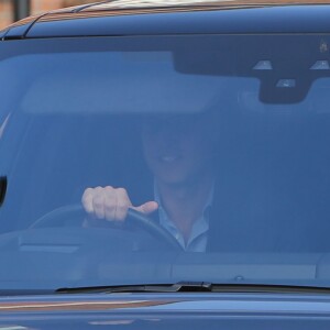 Après l'avoir déposé le matin, le prince William est allé chercher son fils le prince George de Cambridge à la sortie de l'école Thomas's Battersea, le 7 septembre 2017 à Londres.