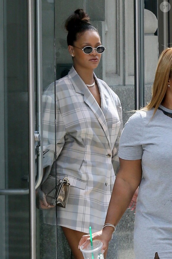 Rihanna se rend au Brooklyn Navy Yard à New York, le 7 septembre 2017.