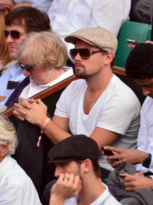 Leonardo DiCaprio à Roland-Garros en 2013. On peut voir Charles, candidat de "Secret Story 11" être à ses côtés.