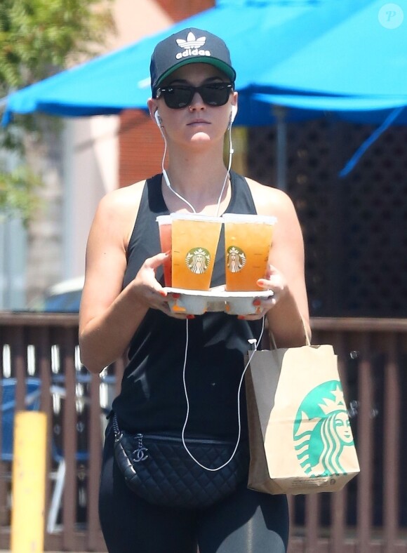 Exclusif - Katy Perry est allée chercher des boissons à emporter chez Starbucks à Studio City. Le 23 juillet 2017.