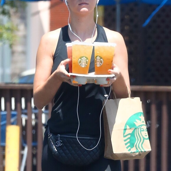 Exclusif - Katy Perry est allée chercher des boissons à emporter chez Starbucks à Studio City. Le 23 juillet 2017.