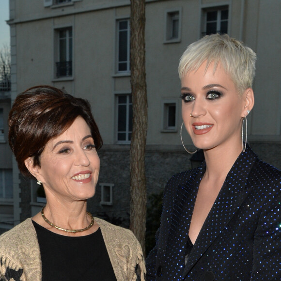 Katy Perry et sa mère Mary Perry posent pour les photographes lors de la Fashion Week à Paris, le 4 juillet 2017.