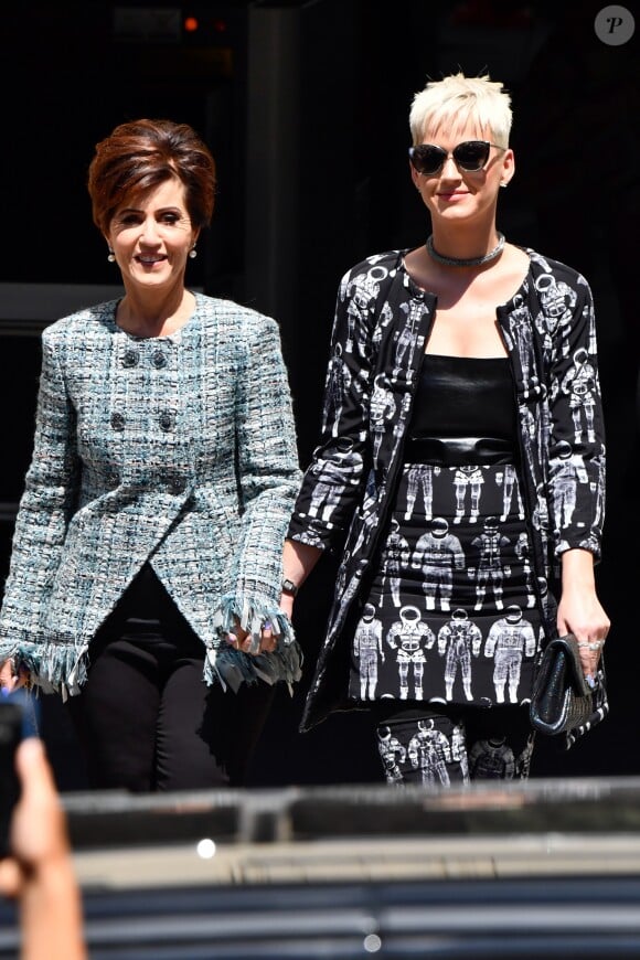 Katy Perry et sa mère Mary à la sortie du défilé de mode Haute-Couture "Chanel" collection Automne-Hiver 2017/2018 au Grand Palais à Paris, le 4 juillet 2017.