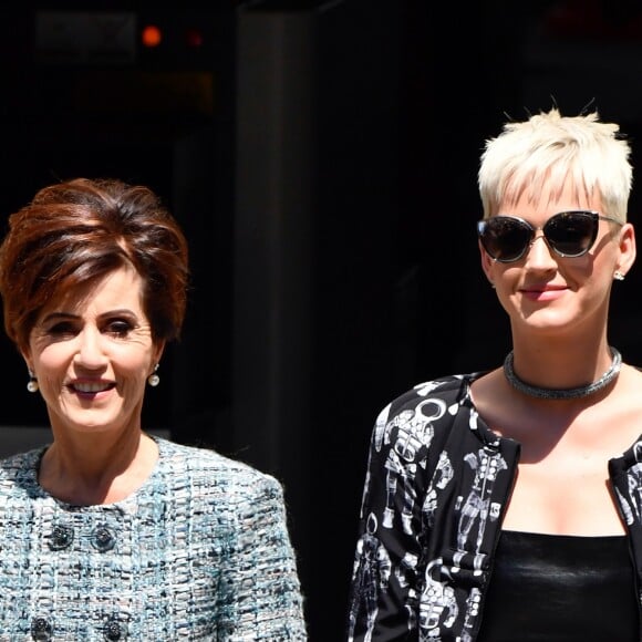 Katy Perry et sa mère Mary à la sortie du défilé de mode Haute-Couture "Chanel" collection Automne-Hiver 2017/2018 au Grand Palais à Paris, le 4 juillet 2017.