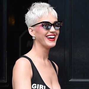 Katy Perry quitte les studios de la radio KIss et fait des selfies avec ses fans à Londres le 23 juin 2017.