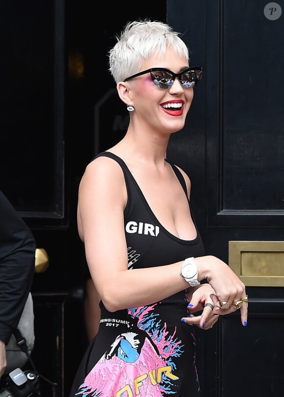Katy Perry quitte les studios de la radio KIss et fait des selfies avec ses fans à Londres le 23 juin 2017.