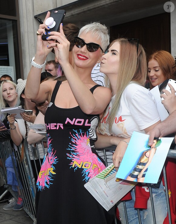 Katy Perry quitte les studios de la radio KIss et fait des selfies avec ses fans à Londres le 23 juin 2017.