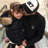 Karim Benzema dépose un tendre bisou sur la joue de sa fille Mélia, 3 ans. Photo publiée sur Instagram en février 2017.