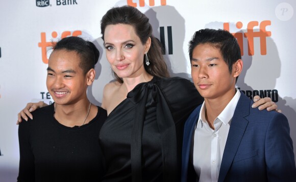 Angelina jolie avec ses enfants Maddox et Pax à la première de "First They Killed My Father" au Toronto International Film Festival 2017, le 11 septembre 2017.