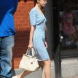Selena Gomez quitte son appartement à New York le 15 septembre 2017.  New York, NY - Actress Selena Gomez is spotted leaving her apartment and heading to a meeting in New York. Selena, after having a kidney transplant this summer, looked stunning in a light blue summer dress.15/09/2017 - New York
