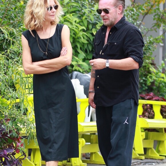 Meg Ryan et son compagnon John Mellencamp se baladent main dans la main dans le quartier de Manhattan à New York, le 15 septembre 2017