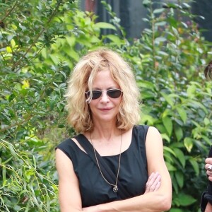 Meg Ryan et son compagnon John Mellencamp se baladent main dans la main dans le quartier de Manhattan à New York, le 15 septembre 2017