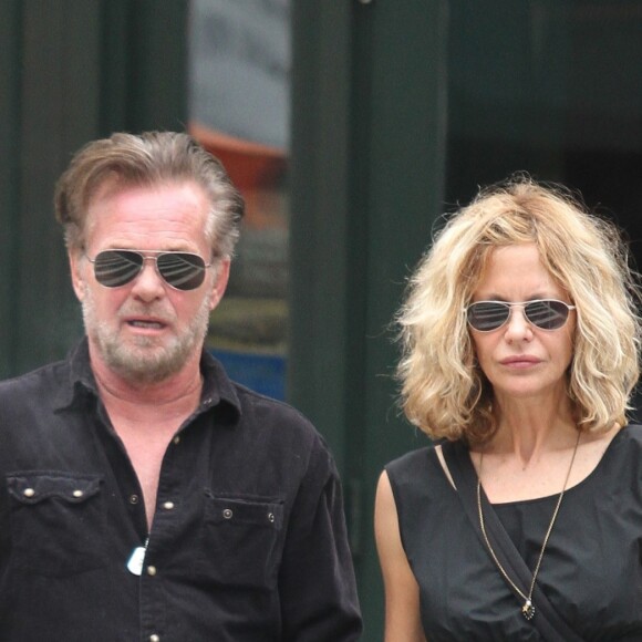 Meg Ryan et son compagnon John Mellencamp se baladent main dans la main dans le quartier de Manhattan à New York, le 15 septembre 2017