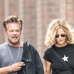 Exclusif - Meg Ryan et son compagnon John Mellencamp se promènent à New York le 13 septembre 2017.