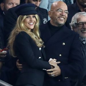 Pascal Obispo et sa femme Julie Hantson au match de Ligue 1 "PSG - OL (2-0)" au Parc des Princes à Paris, le 17 septembre 2017. © Cyril Moreau/Bestimage