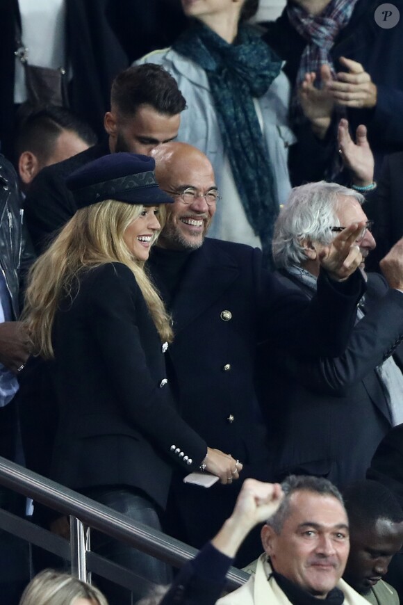 Pascal Obispo et sa femme Julie Hantson au match de Ligue 1 "PSG - OL (2-0)" au Parc des Princes à Paris, le 17 septembre 2017. © Cyril Moreau/Bestimage