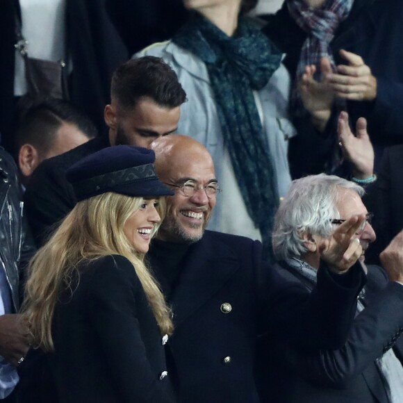 Pascal Obispo et sa femme Julie Hantson au match de Ligue 1 "PSG - OL (2-0)" au Parc des Princes à Paris, le 17 septembre 2017. © Cyril Moreau/Bestimage